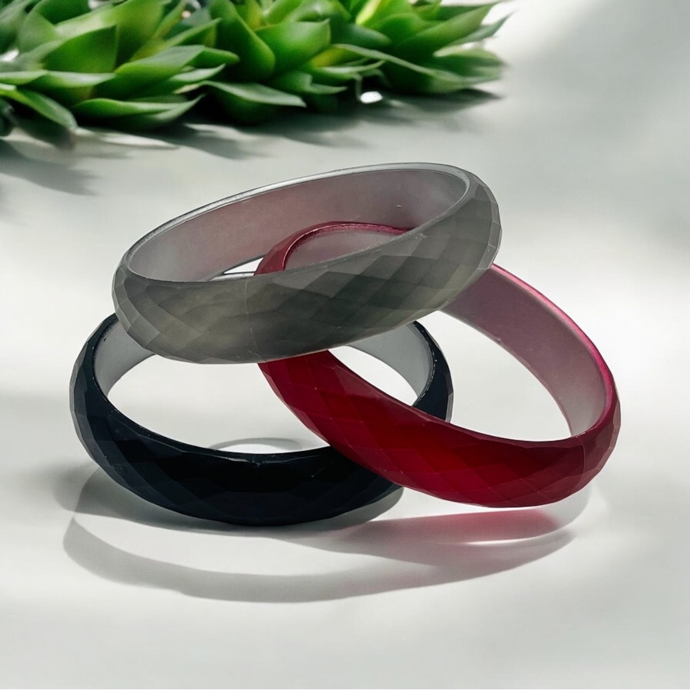Stylish Versatile Set of Three Faceted Plastic Bangle Bracelets Gray Red Black